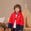 Donsjack met capuchon en fleecevoering met logobadge Aziatische maten “Rood Zwart”