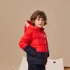 Donsjack met capuchon en fleecevoering met logobadge Aziatische maten “Rood Zwart”